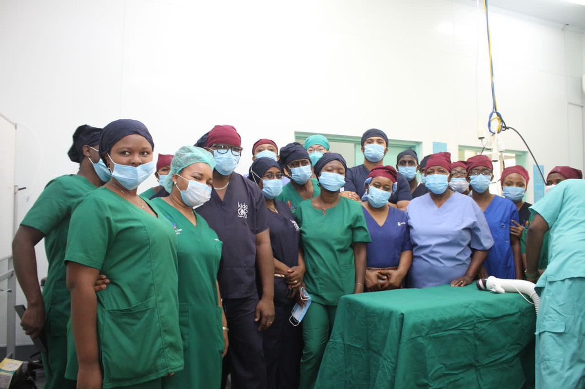 SuluhuSamia's tweet image. Nawapongeza Madaktari na Wauguzi wa Hospitali ya Taifa Muhimbili kwa kufanikisha upasuaji wa kuwatenganisha watoto mapacha walioungana. Hii ni hatua muhimu katika utekelezaji wa mpango wa serikali kuboresha matibabu ya kibingwa. Nawaombea watoto Rehema na Neema wapone haraka.