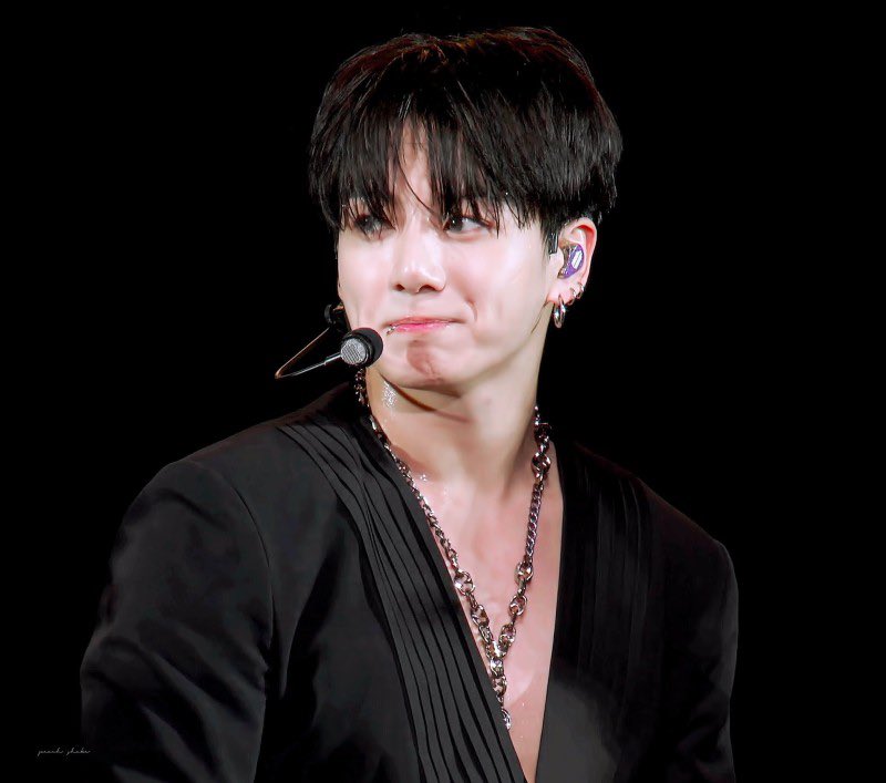 Light_Gleamof's tweet image. 흑표랑 정략결혼하는 썰,,, 흑사 가문과 라이벌 관계인,,, 무자비하기로 둘째 가라면 서러울 흑표 가문에서 며주한테 혼사가 들어옴,,, 흉악한 흑표한테 물리고 비명횡사할까바 며주가 전 흑표 열심히 피해다니는데,,, 얘 혼현만 무시무시한 맹수고 속은 그냥 말랑한 겸둥이 흑표 수인이면 어캄,,,