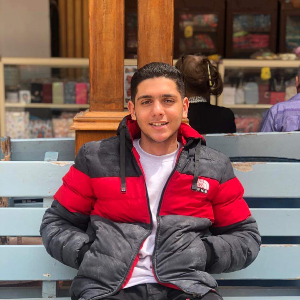 الحكايه بدأت بشاب مكافح بيشتغل علي توكتوك وبيساعد نفسه في الدراسه 
كليه تجاره أنجلش عنده ١٩ سنه خلص أولي بتقدير جيد جدا 
بس ولاد الحرام استكتروا عليه الدنيا وقتلوه اعتبره اخوك او ابنك وفعل الهاشتاج عشان حقه يرجع..
#حق_مينا_فين