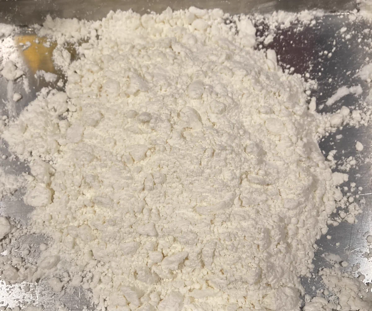 【保存版】唐揚げをカリッと揚げるには、衣に水を少量加えて小さなダマを作るべし！