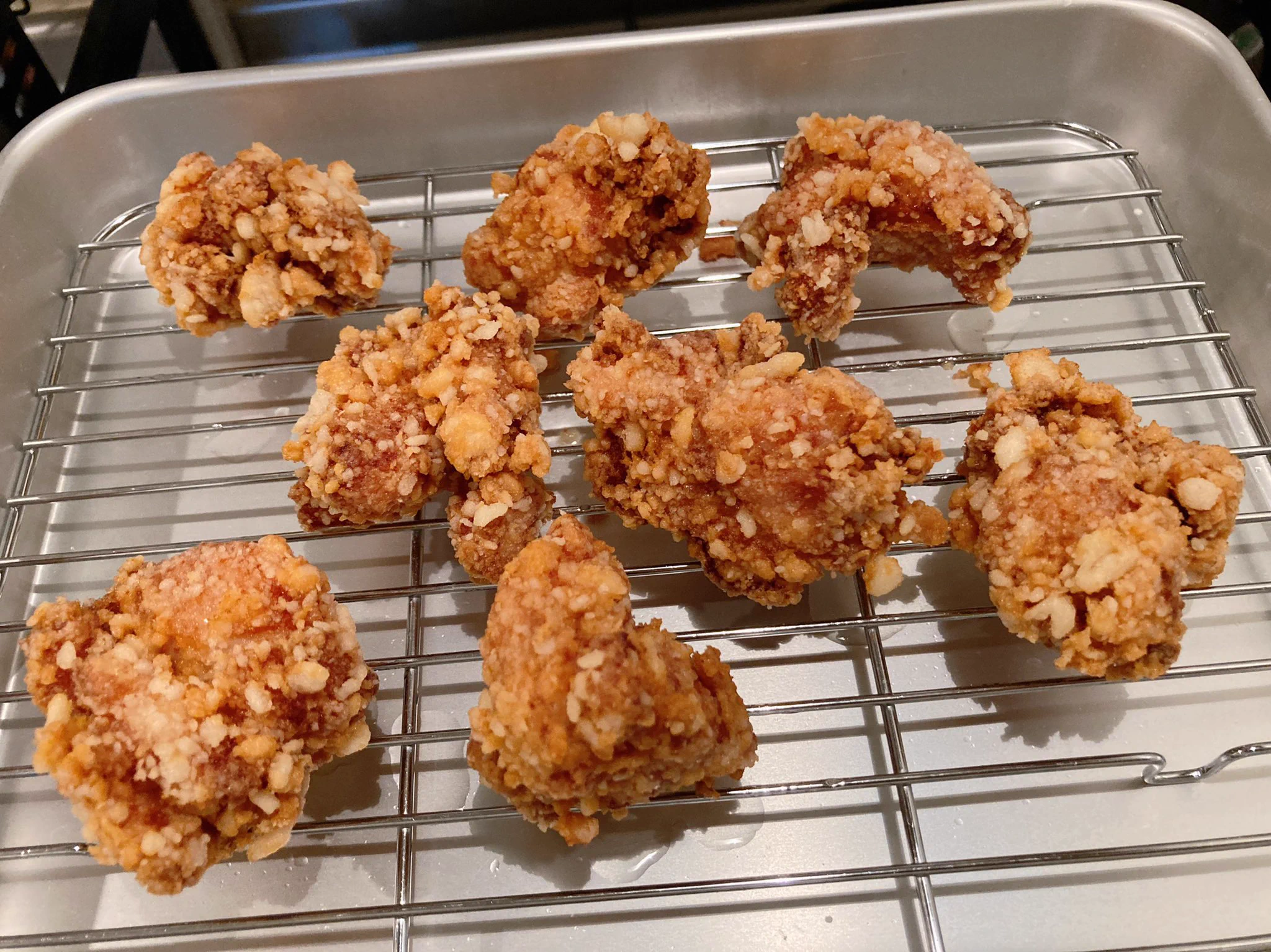 【保存版】唐揚げをカリッと揚げるには、衣に水を少量加えて小さなダマを作るべし！