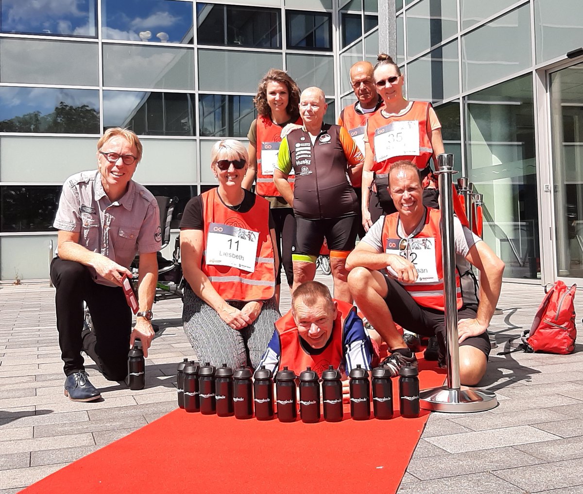 De rode loper ging uit vandaag! Wethouder  @beeklars  verwelkomde vandaag de deelnemers aan de #OnbeperkteVuelta. Met met een handbike, rolstoel, elektrische fiets of andere passende manier leggen zij de derde etappe af van de Vuelta. Toppers zijn het!