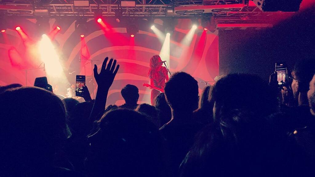 Courtney Barnett rocking it in Cardiff.

<a href="/courtneymelba/">Courtney Barnett</a> #courtneybarnett #livemusic #gig #cardiff #tramshedcardiff #rock #familynightout #outonaschoolnight instagr.am/p/CfgkMoDtbLb/