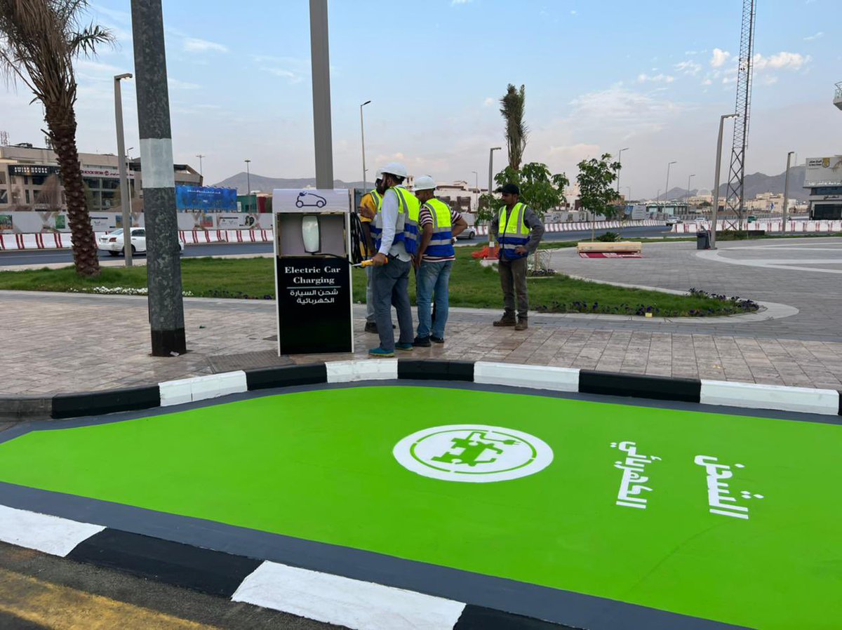 أمانة #المدينة_المنورة توقع عقداً استثمارياً لإنشاء وتشغيل منصات جديدة لشحن السيارات الكهربائية في المواقع الحيوية والطرق المحورية