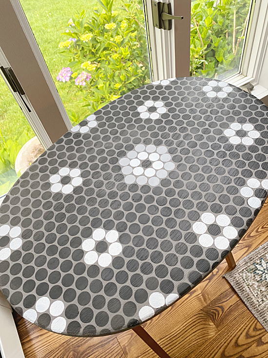 HomeroadSusan's tweet image. This is the cutest stencil ever! It turned a folding table from my neighbor&apos;s trash into a gorgeous side table! I think I might give it back to her! 
homeroad.net/2022/07/stenci…

#stencil #oldsignstencils #pennytile #makeover #trashtotreasure #blackandwhite