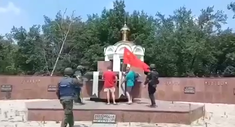 Походу Лисичанск всё! 

Я ранее публиковал карту, в которой на окраину вошли войска "ЛНР". 

Сейчас в центре свободно гуляют военкоры и развешивают с местными жителями красные флаги. 

Видео у нас в телеграм канале t.me/ilovekramators…