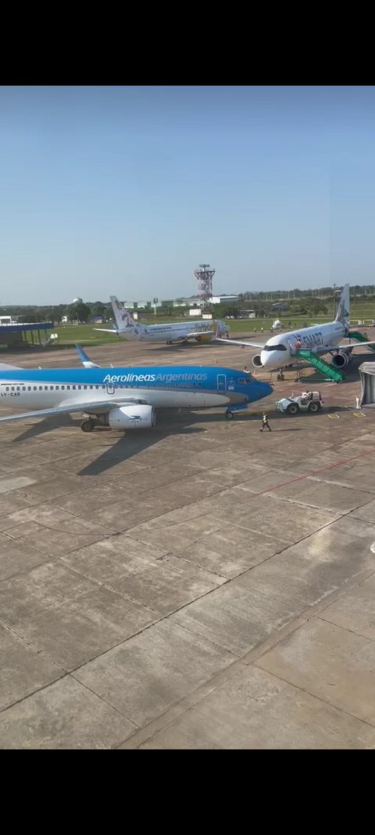 Ayer tuvimos además de un hermoso día contamos con los tres vuelos comerciales juntos en plataforma... Entra unos más todavía por las dudas. Por si alguna empresa más quiere bajar, acá los esperamos...👍👍