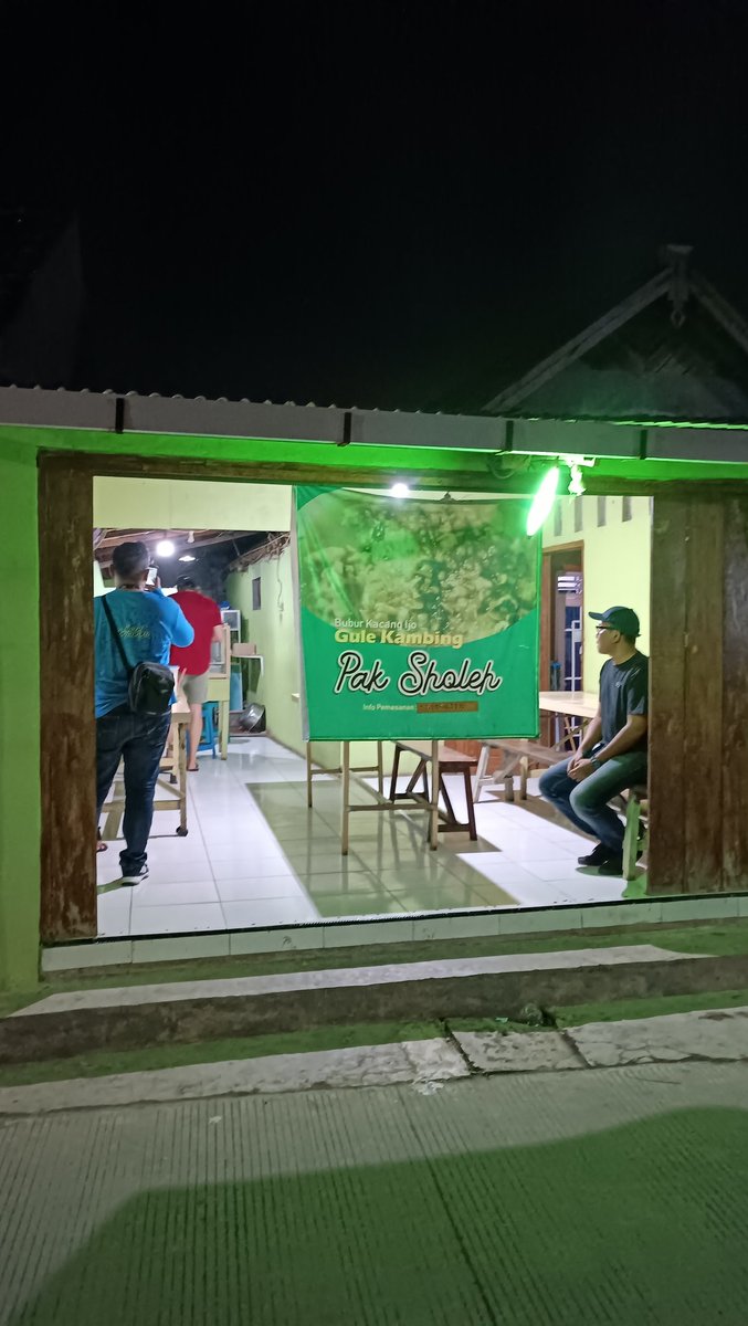 jacintha_box's tweet photo. Lanjuts kulinernya... Belum sah kalau blm icip Gule Kacang Ijo Mayeh, masih di Krapyak. Lidah tak bertulang... Si Max milih pake dadar. Mas @arieparikesit dapet bonus mataaa
#KelanaRasaPekalongan
#KelanaRasaxKAI
#JavaChic https://t.co/SjJohjzq19