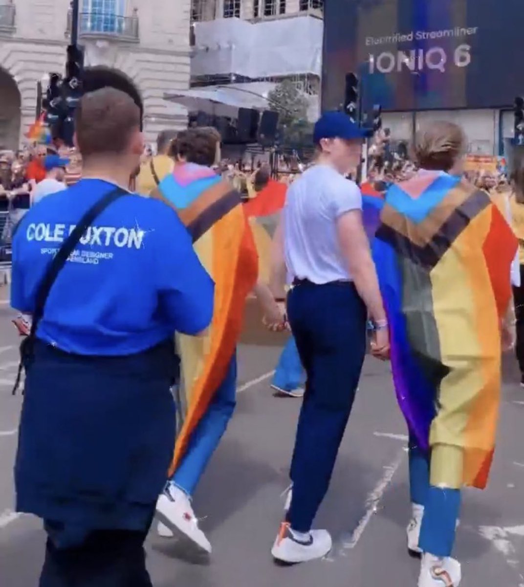 springnelson08's tweet photo. JOE BASH AND KIT HOLDING HANDS I FEEL INSANE https://t.co/Xmsvrc24pv
