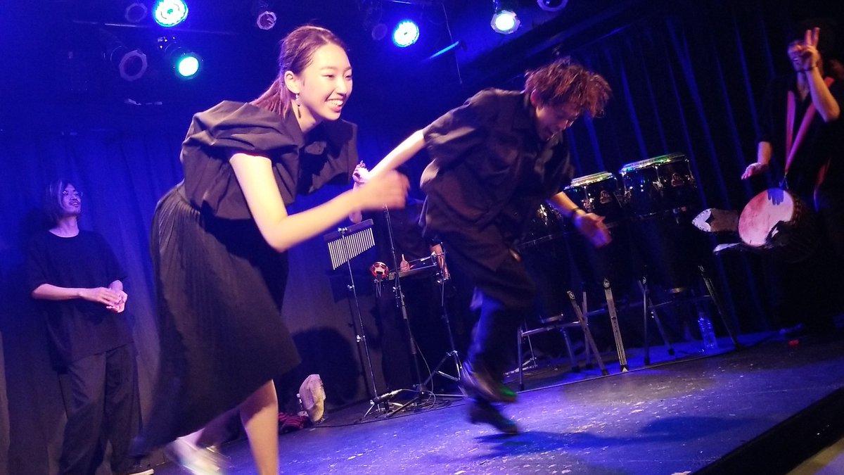AEDojsn's tweet photo. タップ×打楽器の即興演奏集団 LA SEÑAS-Zapateado(ラセーニャス サパテアード)の立ち上げ公演観てきた！ 普段はフラメンコライブやっている十三アルディエンテは満員御礼。この、若い血潮が飛び散らんばかりの勢い、熱量、打楽器とタップの1on1バトルの迫力！これ絶対面白いやつ要チェック。 https://t.co/uDg7fHzKRj