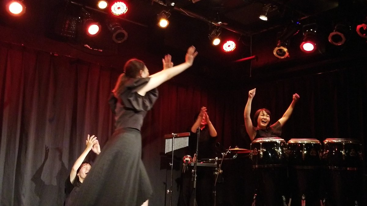 AEDojsn's tweet photo. タップ×打楽器の即興演奏集団 LA SEÑAS-Zapateado(ラセーニャス サパテアード)の立ち上げ公演観てきた！ 普段はフラメンコライブやっている十三アルディエンテは満員御礼。この、若い血潮が飛び散らんばかりの勢い、熱量、打楽器とタップの1on1バトルの迫力！これ絶対面白いやつ要チェック。 https://t.co/uDg7fHzKRj