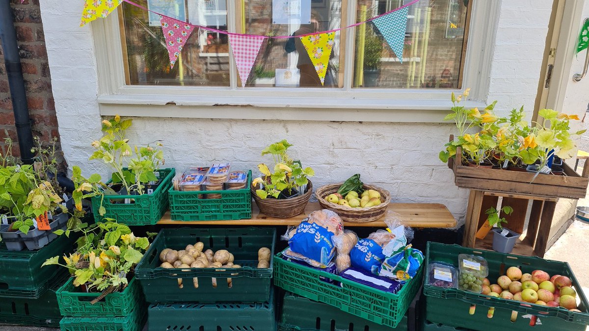 Plants and pancakes! What a great combination! Also, a late fruit donation came to us this morning - lots of apples and pears for the taking 🍎🍐
#community #organic #stopfoodwaste #environment