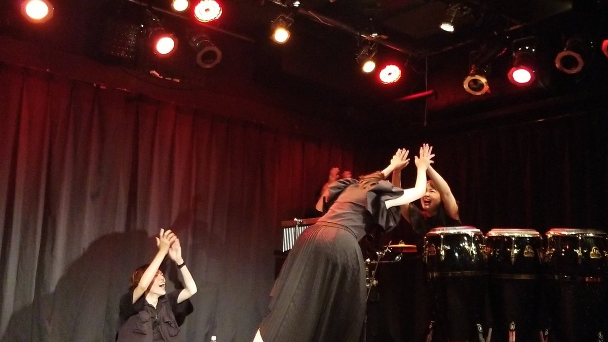 AEDojsn's tweet photo. タップ×打楽器の即興演奏集団 LA SEÑAS-Zapateado(ラセーニャス サパテアード)の立ち上げ公演観てきた！ 普段はフラメンコライブやっている十三アルディエンテは満員御礼。この、若い血潮が飛び散らんばかりの勢い、熱量、打楽器とタップの1on1バトルの迫力！これ絶対面白いやつ要チェック。 https://t.co/uDg7fHzKRj