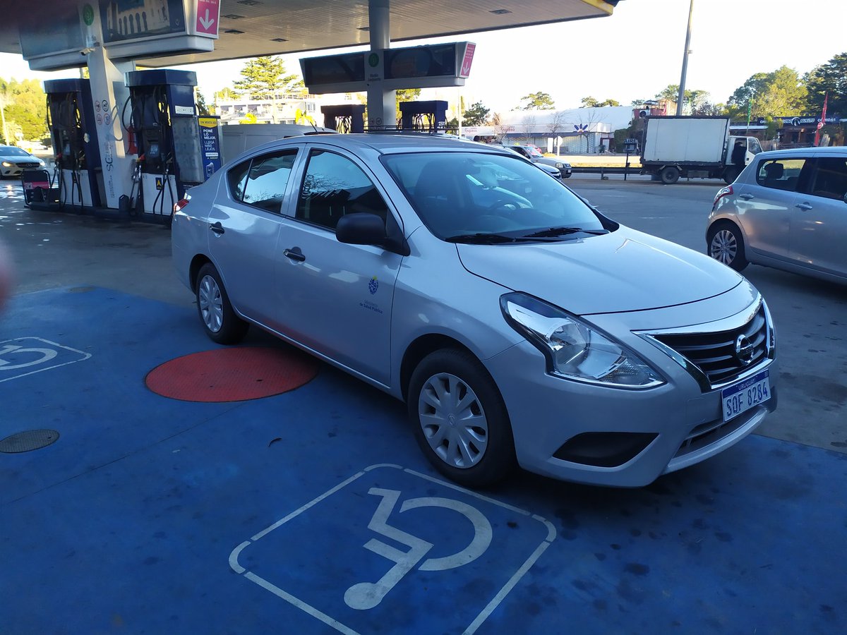 HRRimoldi's tweet photo. Ancap de Solanas, jueves 30 a las 16:30. Auto de Salud Pública bloqueando el estacionamiento para personas con movilidad reducida. @emekavoces , @DrDanielSalinas , @JoseSatdjian , @leohaberkorn . Qué medidas se toman en este caso? https://t.co/kTsmHNLkmI