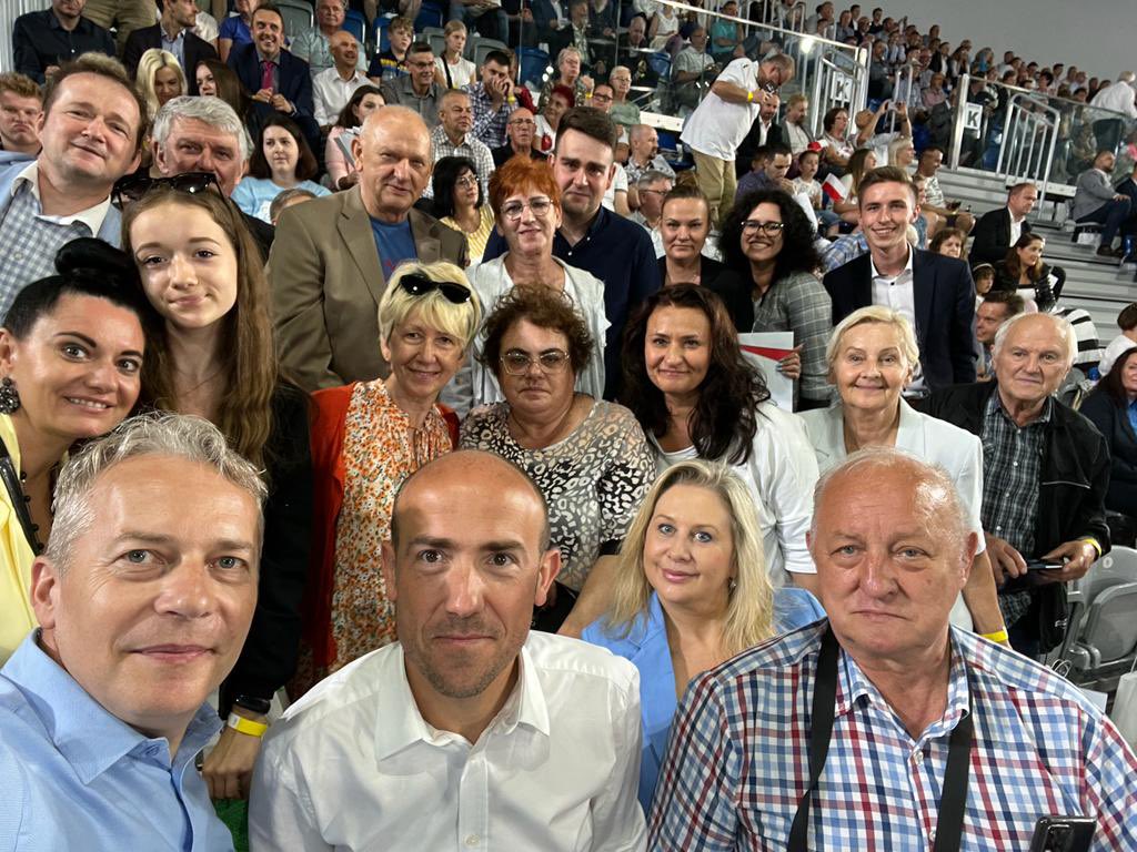 WojciechSaluga's tweet photo. ➡️ Drożyzna minie, nienawiść minie, bezsilność minie, gdy tylko PIS przeminie❗️Naładowani, pełni energii🔋 po konwencji w #Radom, ruszamy do decydującego boju o przyszłość! Ruszamy do boju o Polskę!🇵🇱✌️
#KonwencjaPrzyszłości
#konwencjaprzyszlosci https://t.co/tDYQV83YyV