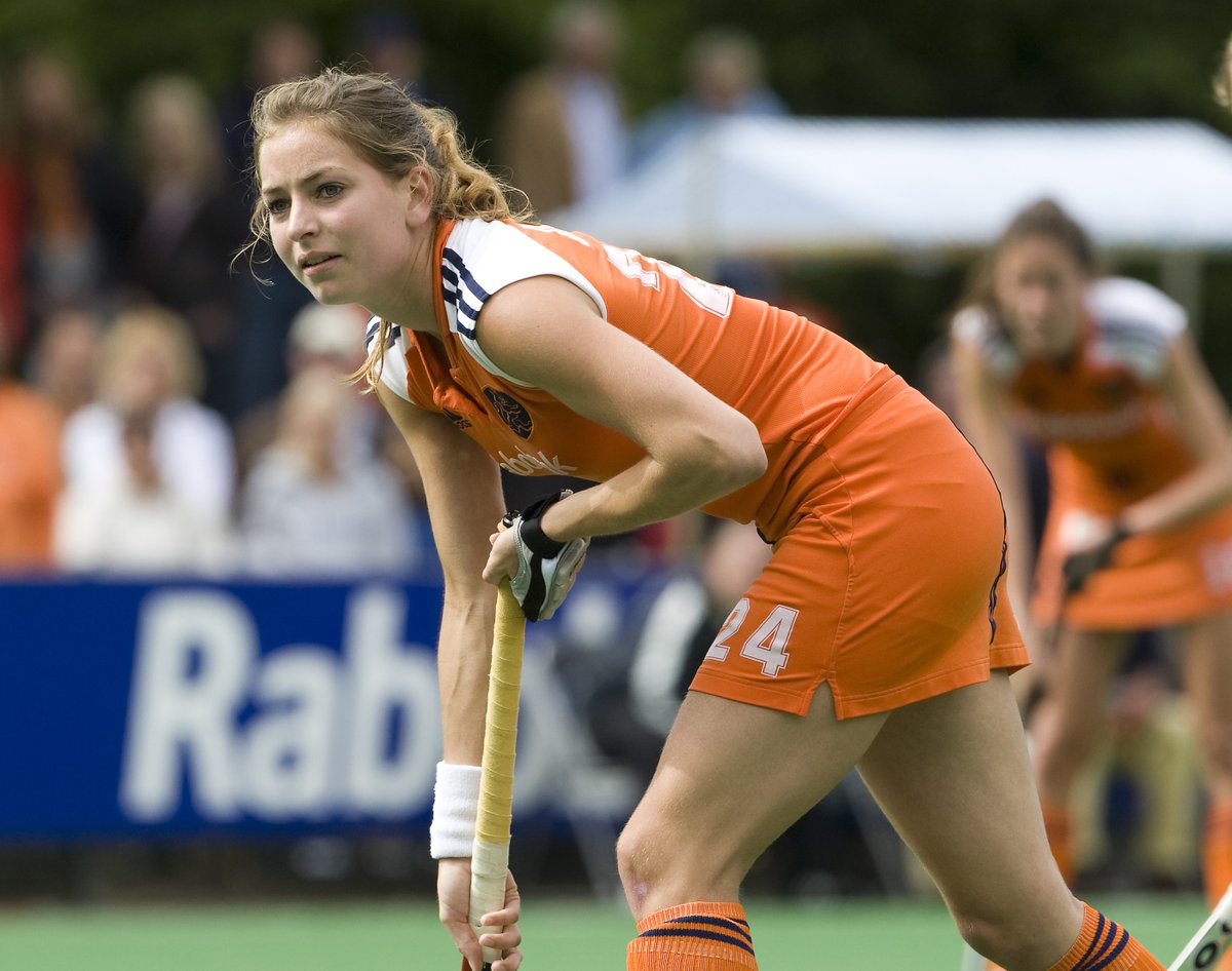 Het WK-duel met Ierland heeft voor Eva de Goede een speciaal tintje. Het is vandaag 𝘇𝗲𝘀𝘁𝗶𝗲𝗻 jaar geleden dat zij haar debuteerde in Oranje.

Dat gebeurde in een duel met India, ook in het Wagener Stadion. Nederland won met 4-1, mede door een goal én assist van De Goede 🧡