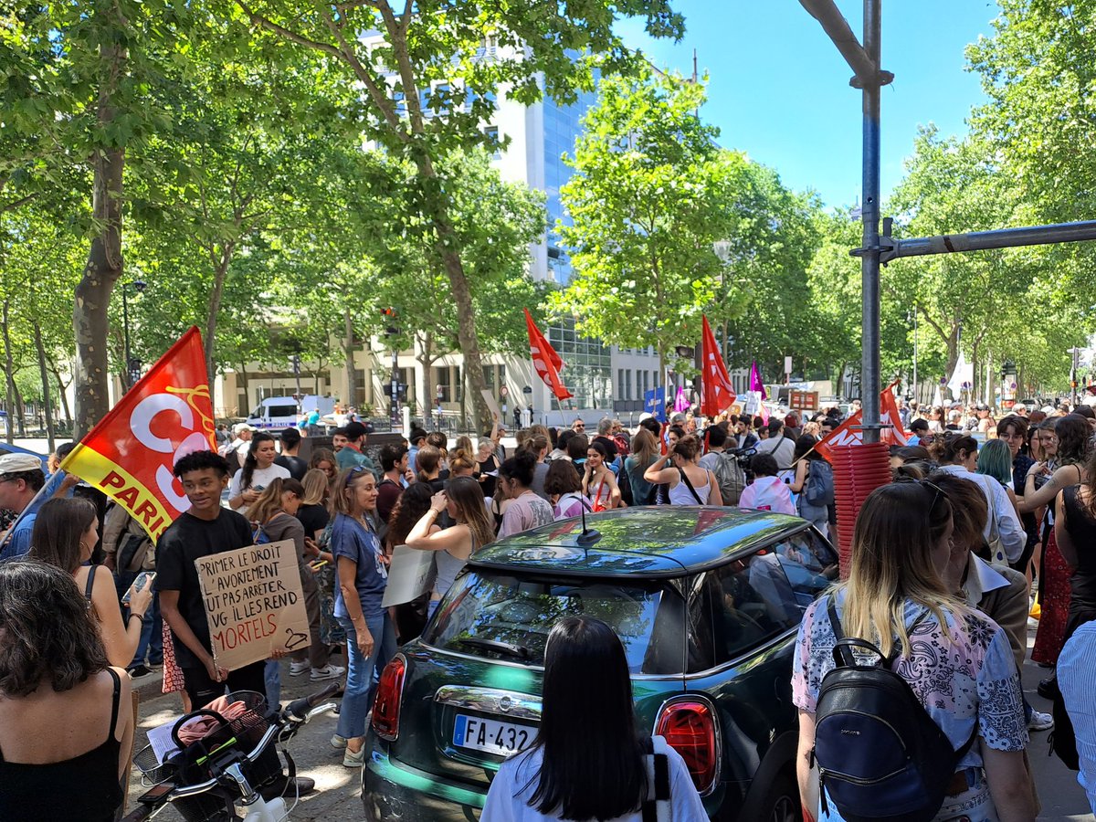 AidaraClemence's tweet photo. Un samedi à Paris #moncorpsmonchoix #avortement #solidarite #droitsdesfemmes https://t.co/50lYYZW1dp