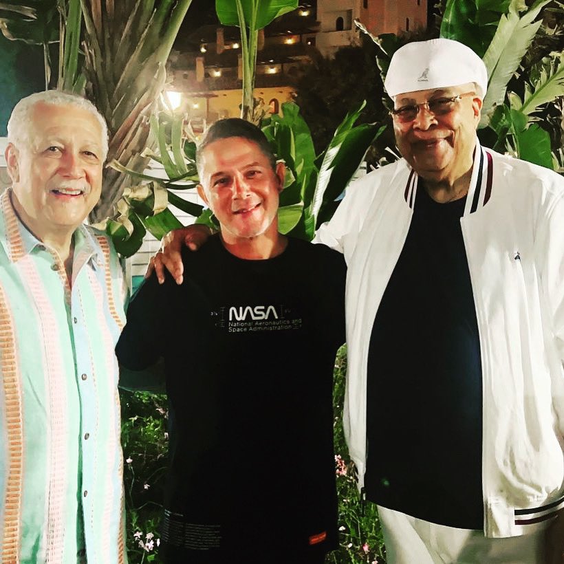 "La Habana, ciudad donde los sueños
aprenden a nadar". Hermoso encontrar por fin un artista español que hable abiertamente de nuestro horror de más de seis décadas.
Gracias Alejandro Sanz! @alejandrosanz
.
.
#cuba #alejandrosanz #paquitodrivera