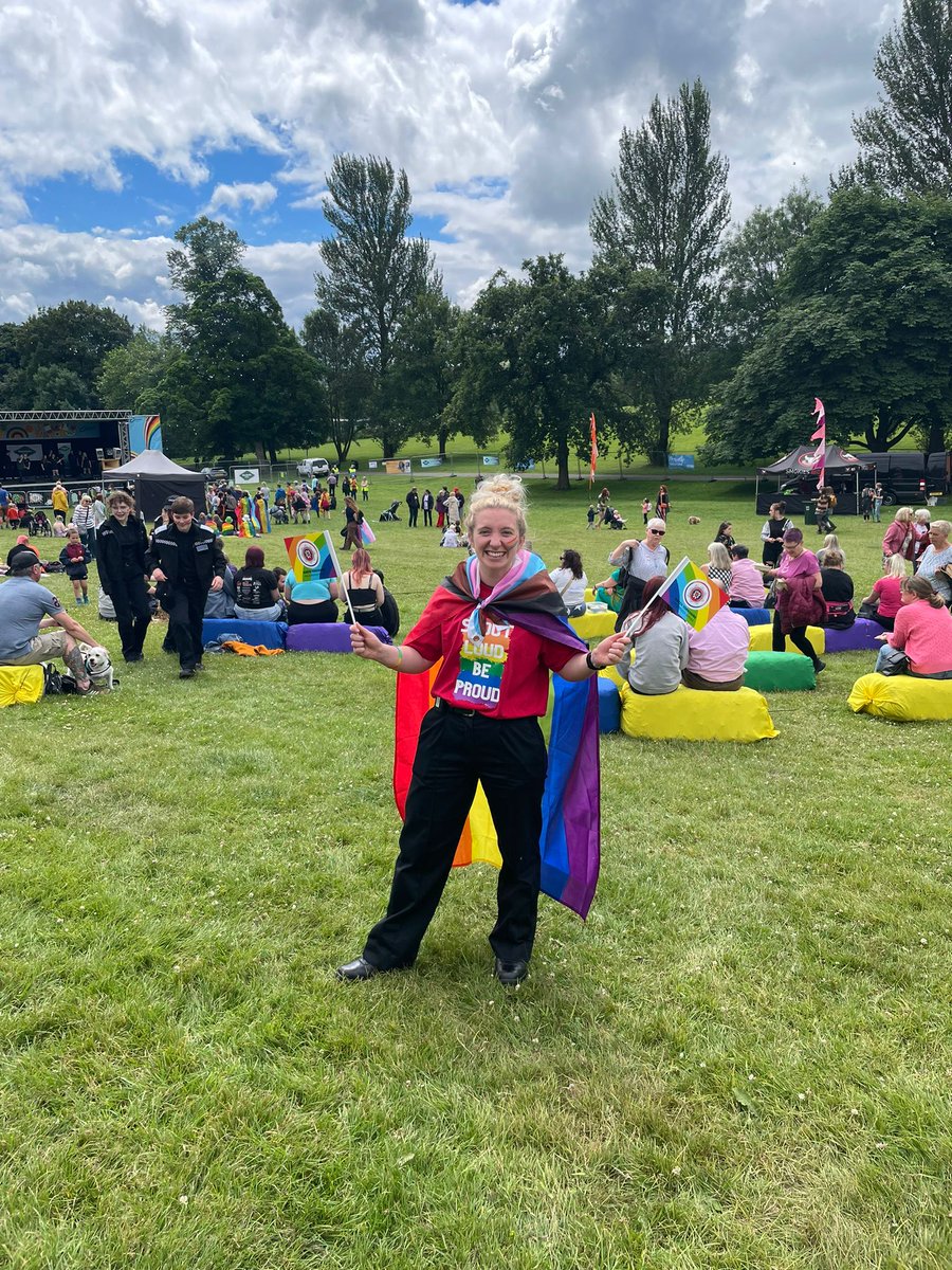 Skipton pride in full swing with <a href="/SKI_NYFRS/">Skipton Fire Station</a> and <a href="/NYP_Craven/">North Yorkshire Police - Craven</a> @GRA_NYFRS and #SkiptonPoliceCadets 
😀🚓🚒🚑🏳️‍🌈🏳️‍⚧️

#SkiptonPride #loveAlwaysWins #Skipton #PublicSafetyOfficer #Pride2022