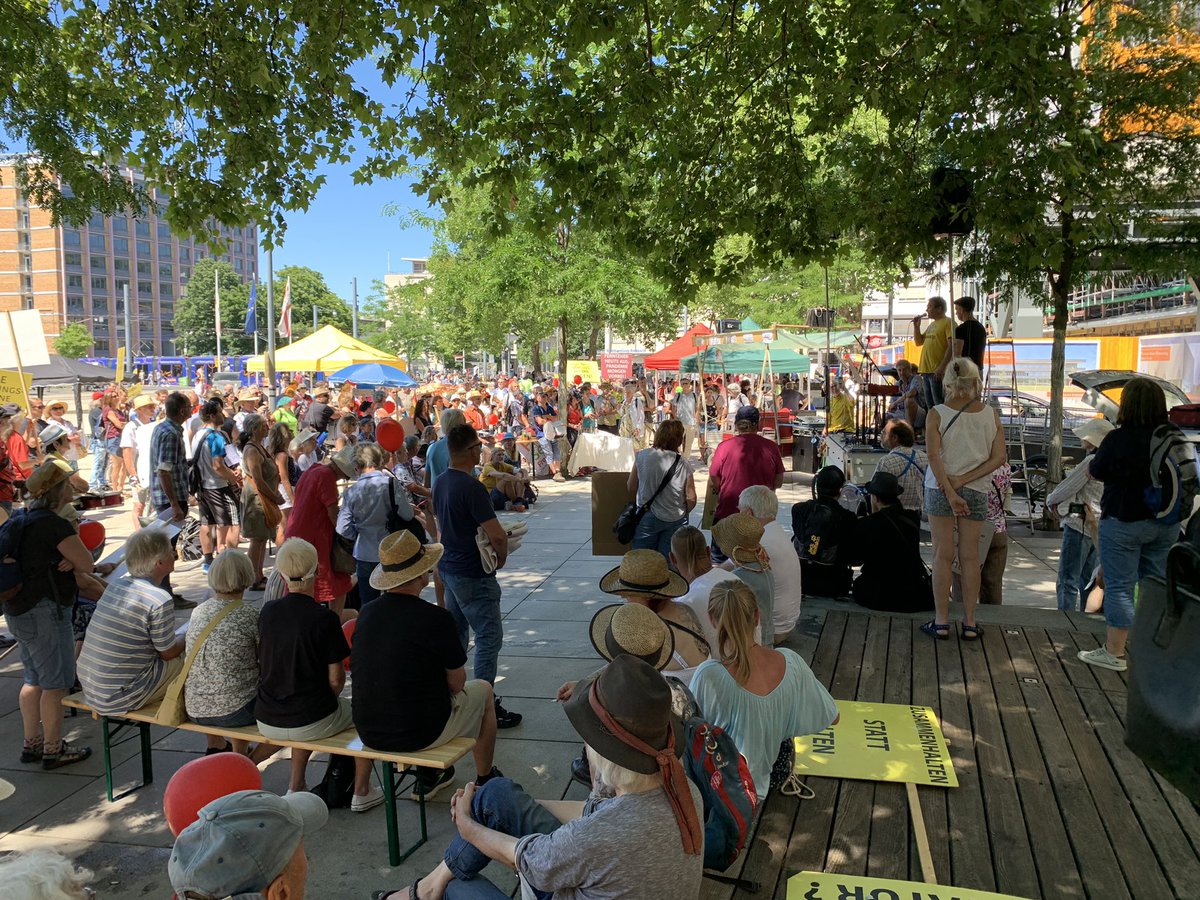 sbamueller's tweet photo. Ca 200 Personen bei der #coronaleugner Demo auf dem #PdaS, #MalteW leitet ein, keine Distanzierung von #Ballweg, aber Kritik müsse erlaubt sein, Staat gehe gegen Kritiker wie kritische Ärzte vor… Mimimi - nach Umzug soll es Rede von Musikhochschule Prof Nagel geben. #Querdenken https://t.co/Mg9K7XYP6N