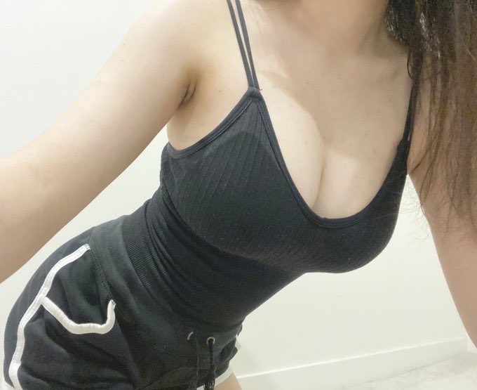 约？？ 别的不一定够 但是奶子一定够用 我一定够骚