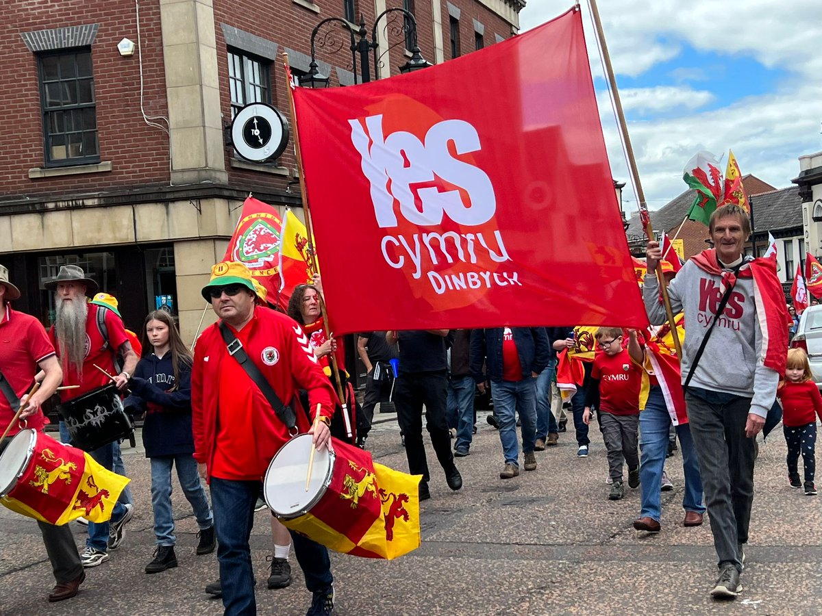 Live: Thousands of Welsh Independence supporters join Wrexham march dailypost.co.uk/news/north-wal…