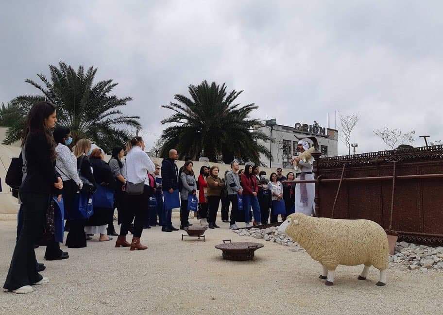 GsuUniversal's tweet photo. Ciência e Fé Cuidando de Quem Cuida
No dia 26/06 , realizamos o 2º Tour Cultural no Jardim Bíblico.
Os profissionais da Saúde, tiveram a oportunidade de conhecerem um pouco sobre a Bíblia.
O tour no Jardim Bíblico, guiado pelo Sacerdote Jorge, aborda.
#GSUBrasil
#TourCultural https://t.co/9xGI5TkETS