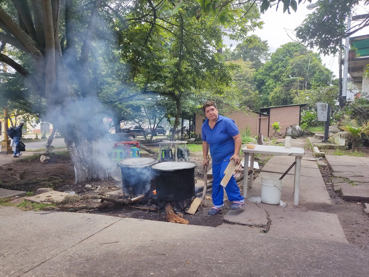 lorearraiz's tweet image. Me dijo que le hiciera publicidad. Que vendía hervido y mondongo. Olía demasiado rico.
Está en la avenida Lucio Oquendo, al frente del edificio Europa.
