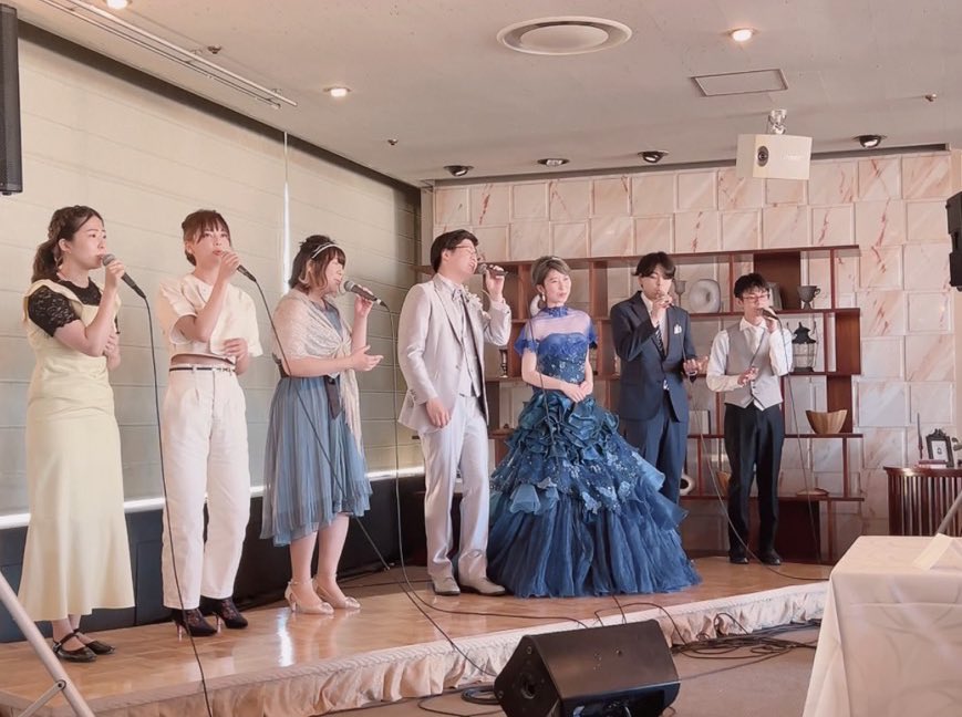 Rumroll0414's tweet photo. 本日はベースちっひーの結婚式👰‍♀️🤵‍♂️
卒業ぶりに全員が集まりました！
長岡社会人アカペラサークルハモろう亭代表の荒木さんから楽譜を頂き、福山雅治の『家族になろうよ』を歌いました🎤
新婦へのサプライズ成功できてよかった👏✨ https://t.co/tbbtlxhoaW