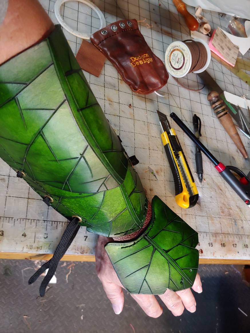 DonaldRDodson's tweet photo. Excited to share the latest addition to my #etsy shop: Leaf Armor Bracer, faerie, green https://t.co/t8FKPN72XK #green #storybookfairytale #leather #renfaire #costumeaccessory #leaf #armor #bracer #fantasy https://t.co/Gz7PqZPwrM