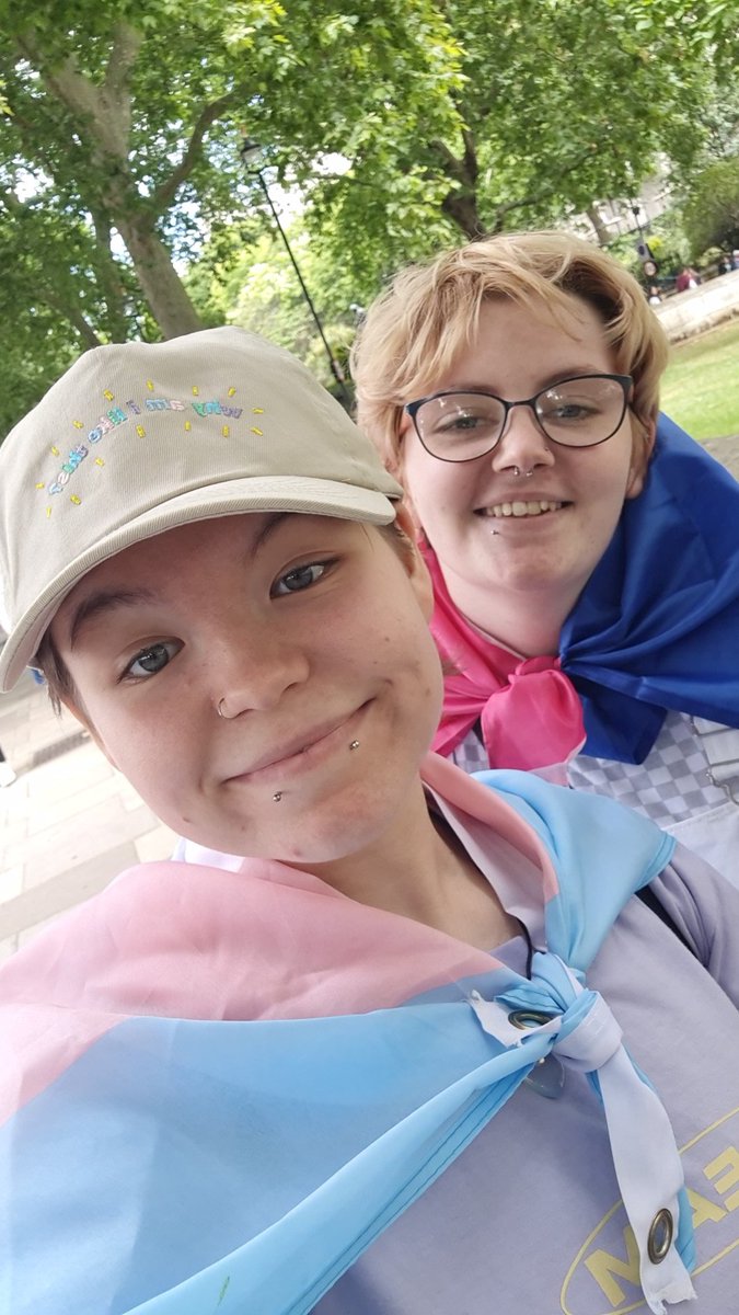 BLOSSOMNARLIE's tweet photo. HAPPY PRIDE DAY EVERYONE!

We're heading to St James' Park now, please join us and let's celebrate pride together!

#Heartstopper #LondonPride #HeartstopperFanPicnic https://t.co/aGOKWPhh3d