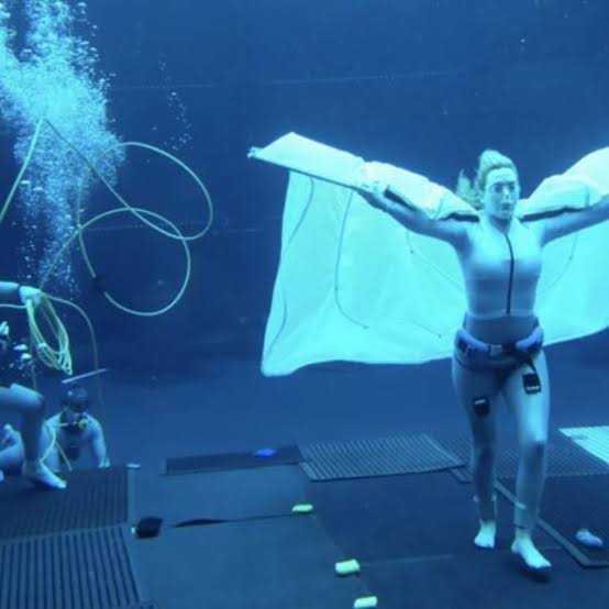 Avatar: The Way of Water'daki bir sualtı sahnesi için 7 dakika 14 saniye nefesini tutan Kate Winslet, Tom Cruise'un Mission Impossible: Rogue Nation'daki (2015) 6 dakikalık rekorunu kırmış oldu. #KateWinslet #AvatarTheWayOfWater