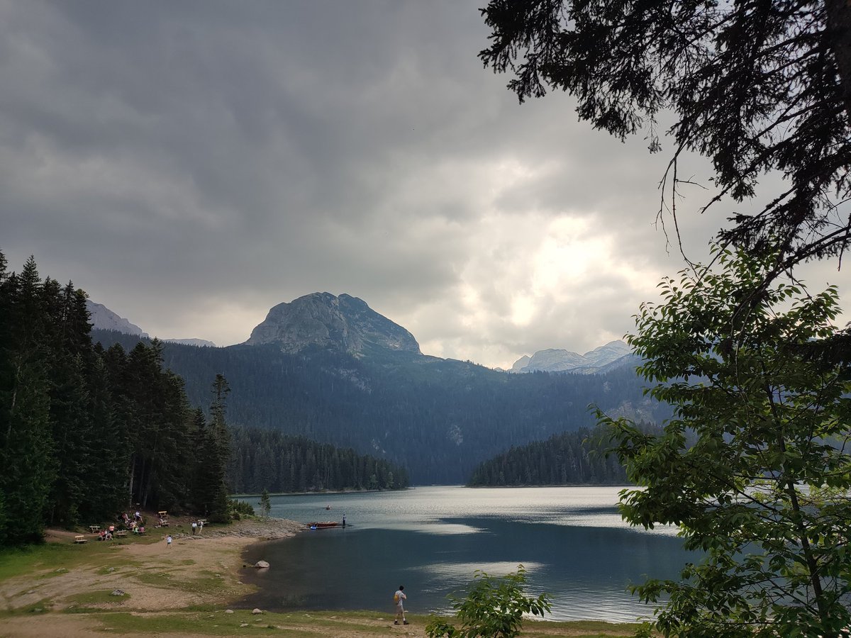 Кад погледаш с града изнад себе,
ништа немаш лијепо виђети,
већ бијело брдо Дурмитора,
окићено ледом и снијегом
усред љета као усред зиме...