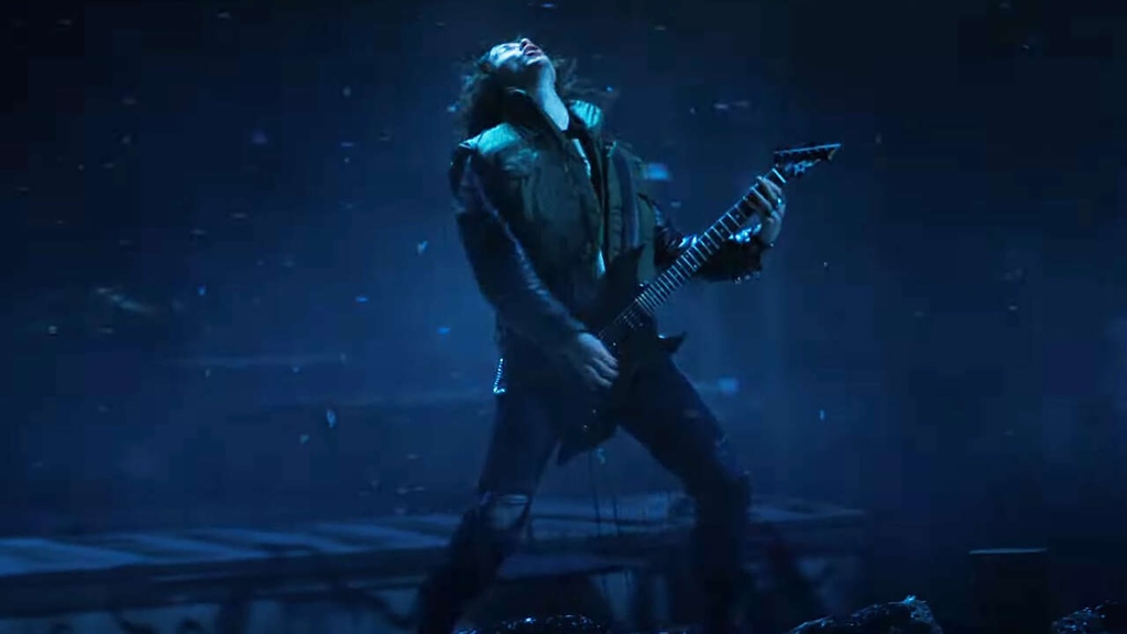 See #StrangerThings metalhead Eddie Munson shred Metallica's 'Master of Puppets' in the season finale bit.ly/3yzH96m
