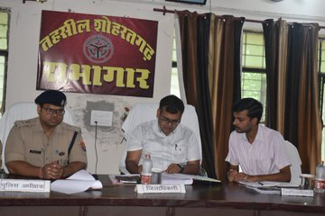 siddharthnagpol's tweet photo. #तहसील_दिवस के अवसर पर #sp_sdr ने #dmsid1
के साथ तहसील शोहरतगढ़ में की जनसुनवाई तथा फरियादियों की समस्याओं के गुणवत्तापूर्ण व त्वरित निस्तारण हेतु सम्बन्धित को किया निर्देशित । #Uppolice https://t.co/8ksdfLsOJE