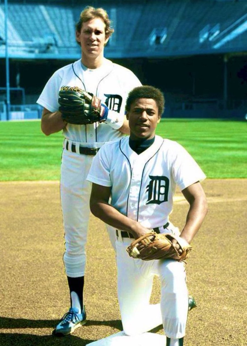Super70sSports's tweet photo. Middle infielding as god intended. https://t.co/QS3hGhtVlL