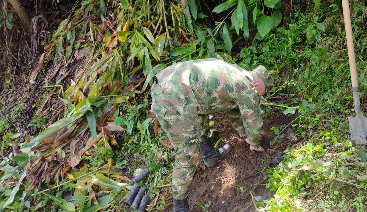 Ejercito_Div5's tweet photo. #CustodiosDelMedioAmbiente | Los soldados del #Biter8 en un trabajo en equipo con Empocabal, realizan la limpieza de fuentes hídricas y la siembra de 300 árboles en el barrio Villa Xiomara de Santa Rosa de Cabal #Risaralda, haciendo su aporte a la reforestación.
#OctavaBrigada https://t.co/LBwhoUjaEd