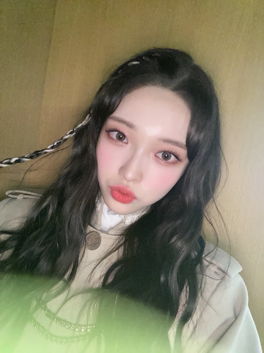 que susto, una escorpiana toda despeinada D: ah, solo es 𝓀ami colándose en mi actualización! prometo que yo no soy la que la agarro de los pelos, probablemente fue ella misma cuando vio a todos los personajes lindos que van a salir en el genchin.

𝑒le𝕔tra 𖤐 #𝕾amay!