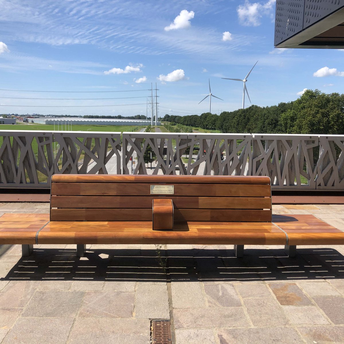 Herdenkingsplaat geplaatst voor Willem Benschop op vervoersknooppunt Lansingerland-Zoetermeer.
Willem Benschop (+) 2021.  Directeur Vervoersautoriteit MRDH en stuwende kracht achter het station station Lansingerland-Zoetermeer. #ovicoon #openbaarvervoer
bit.ly/3OHiVwA