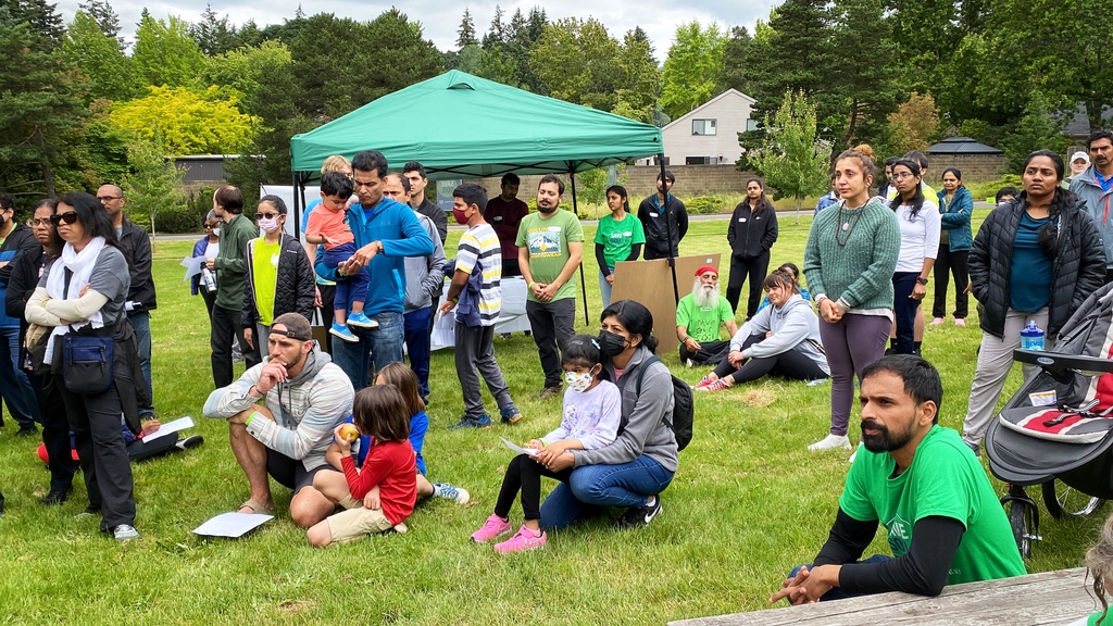 IshaUSA's tweet photo. Volunteers raising awareness for #SaveSoil movement in #Portland, partnering with @havencoffeeco @Karamlebanese @ymcacw at the @cedarparkbsd thank you for support! @cpsavesoil https://t.co/ansa3aG8iw