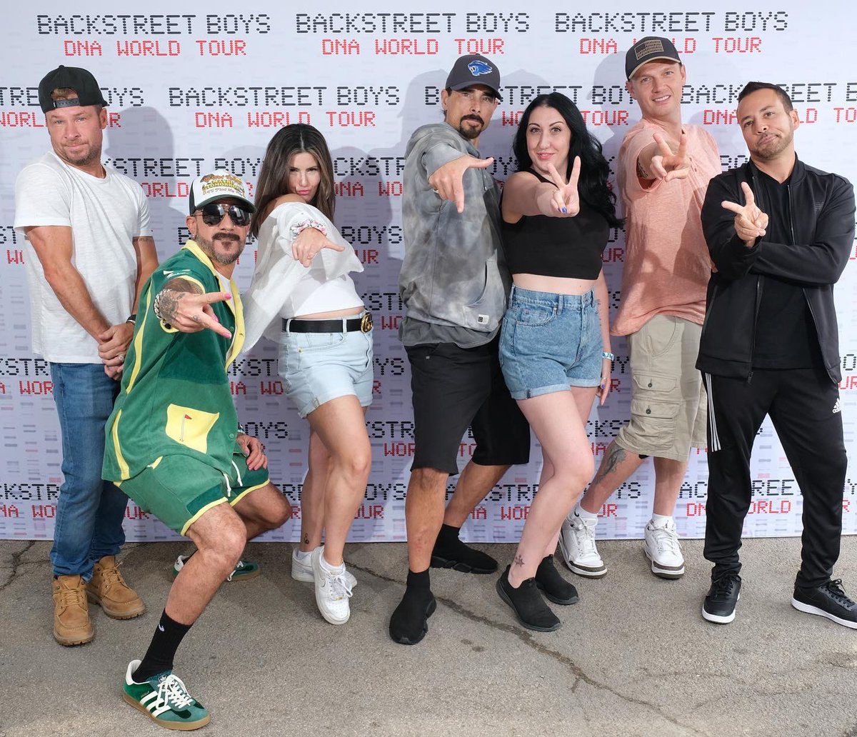 SammyLamby27's tweet photo. We’ve got it goin on✌🏼 #BSBTO @backstreetboys @_LauraMatte @brian_littrell @aj_mclean @kevinrichardson @nickcarter @howied https://t.co/p9OEfv7xSq