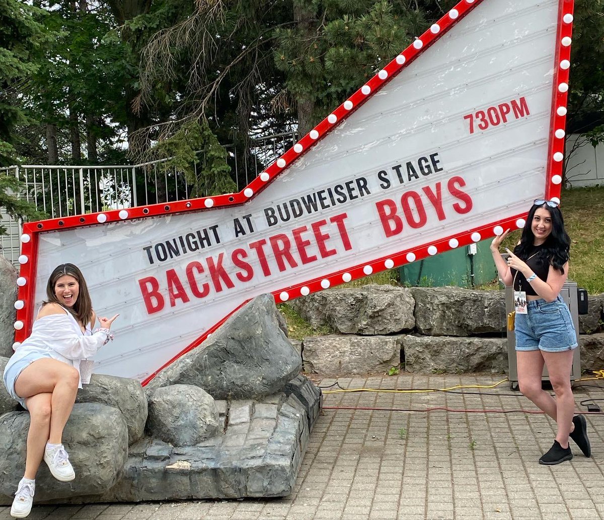 SammyLamby27's tweet photo. We’ve got it goin on✌🏼 #BSBTO @backstreetboys @_LauraMatte @brian_littrell @aj_mclean @kevinrichardson @nickcarter @howied https://t.co/p9OEfv7xSq