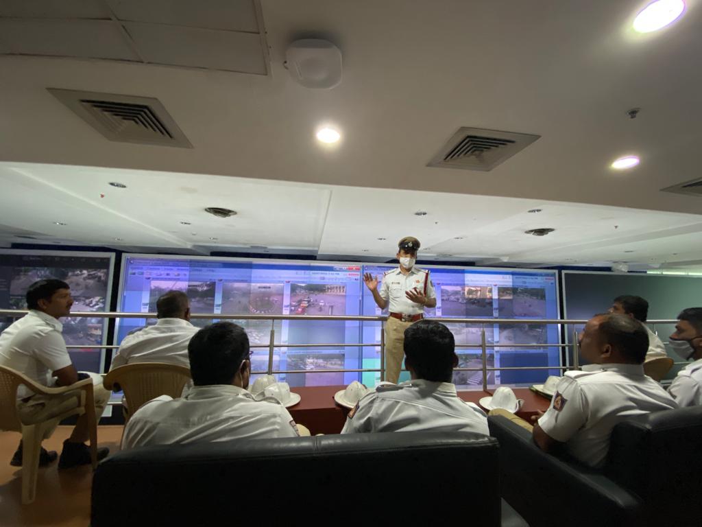 ಈ ದಿನ  ಪೊಲೀಸ್ ಸಿಬ್ಬಂದಿಗಳಿಗೆ ಸಂಚಾರ ನಿರ್ವಹಣಾ ಕೇಂದ್ರದಲ್ಲಿ ರಸ್ತೆ ಸುರಕ್ಷತೆ ಮತ್ತು ಸುಗಮ ಸಂಚಾರ ನಿರ್ವಹಣೆ ಕುರಿತು ತರಬೇತಿ ನೀಡಲಾಯಿತು
Police personnel were trained on road safety and smooth traffic management at the Traffic Management Center.