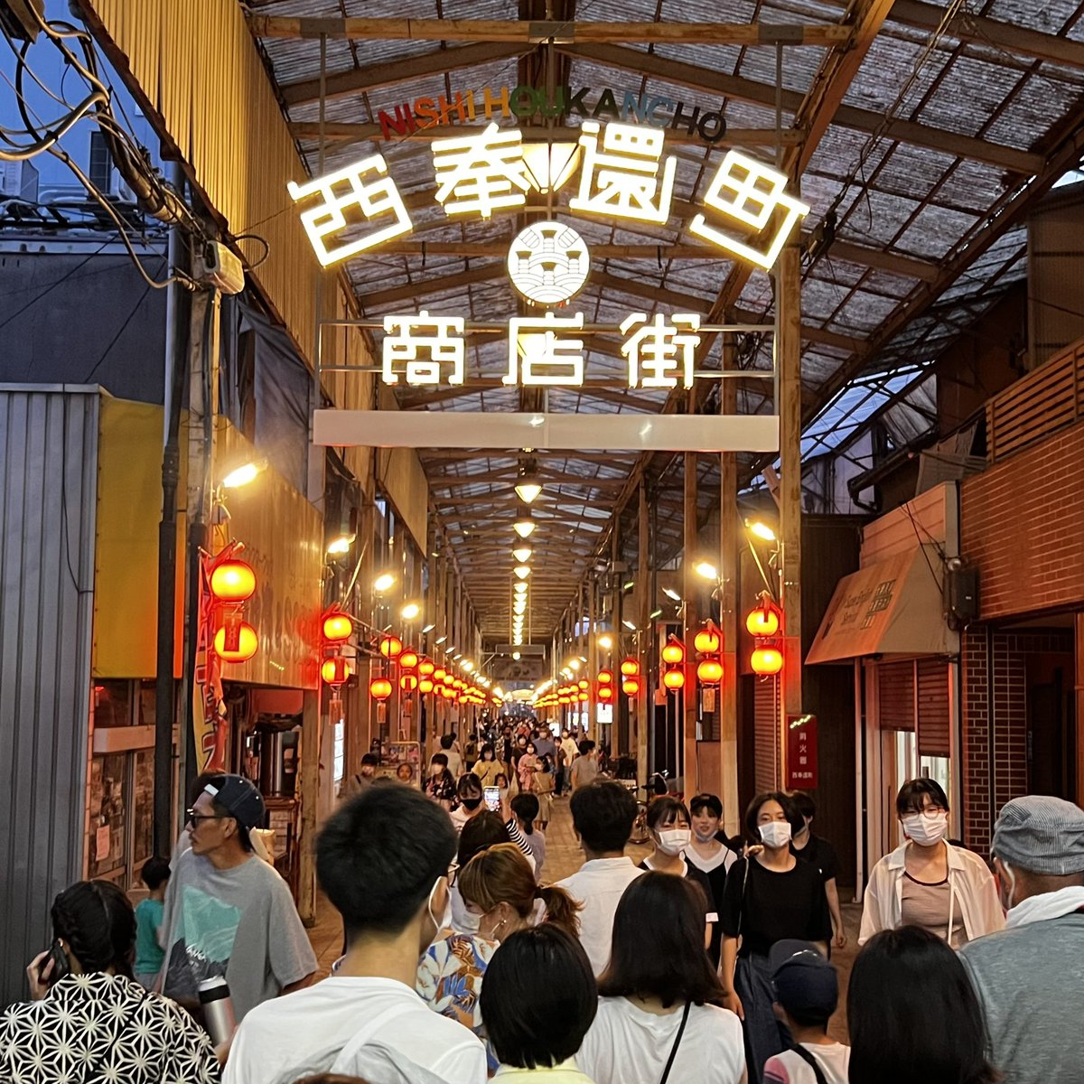 今日から奉還町商店街で土曜夜市が毎週土曜日に開催されます✨ フクシマ宅建事務所前では遊びに来てくれる子どもたちに向けた光る指輪やブレスレットなどを準備してます！ 来週はまた並んでいるおもちゃも