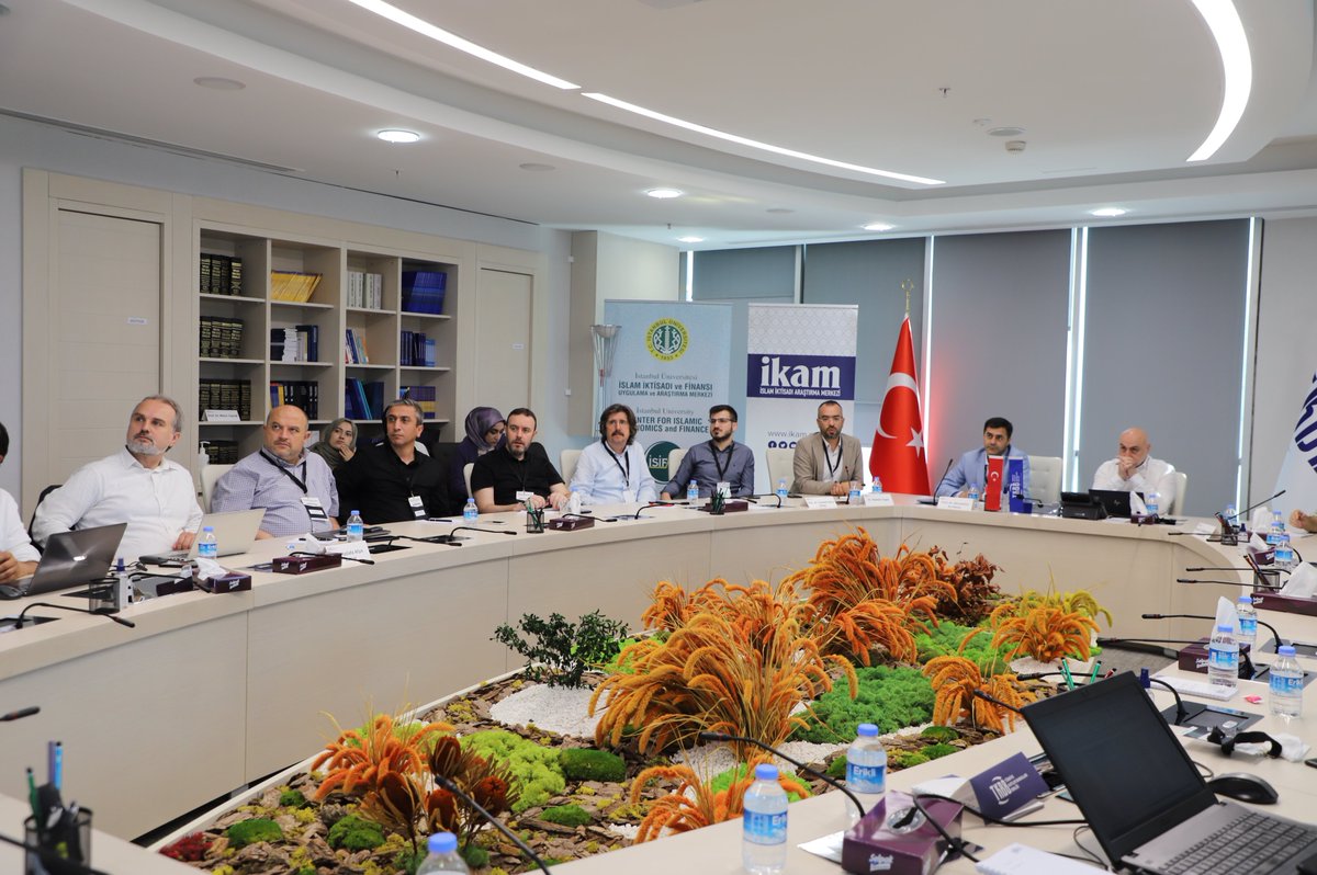 Müfredat temasıyla gerçekleştirdiğimiz 2. Türkiye’de İslam İktisadı ve Finansı Alanında Üniversite-Sektör İş Birliği Çalıştayı'nın 1.oturumunda Dr. Hüseyin Ergun, "İslam İktisadı ve Finansı Lisans Müfredatları Genel Durumu" konulu sunumunu gerçekleştirdi.