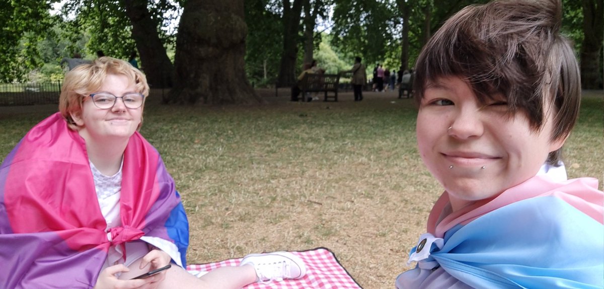 BLOSSOMNARLIE's tweet photo. we're here! come join us in St James' Park #LondonPride #LondonPride2022 #Heartstopper #HeartstopperFanPicnic https://t.co/HN0ULv0bCY