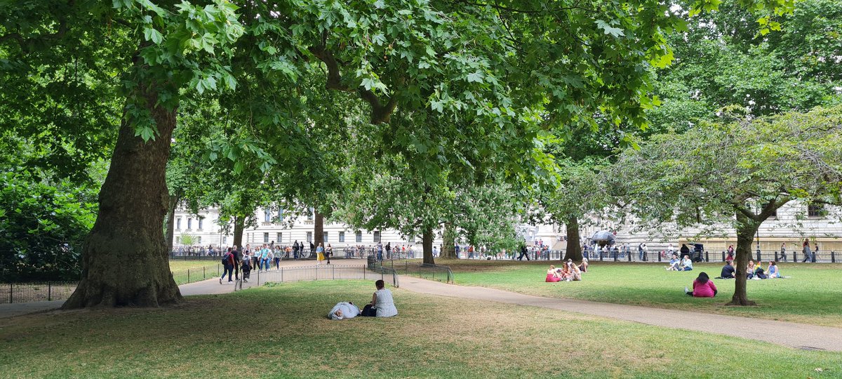 BLOSSOMNARLIE's tweet photo. we're here! come join us in St James' Park #LondonPride #LondonPride2022 #Heartstopper #HeartstopperFanPicnic https://t.co/HN0ULv0bCY