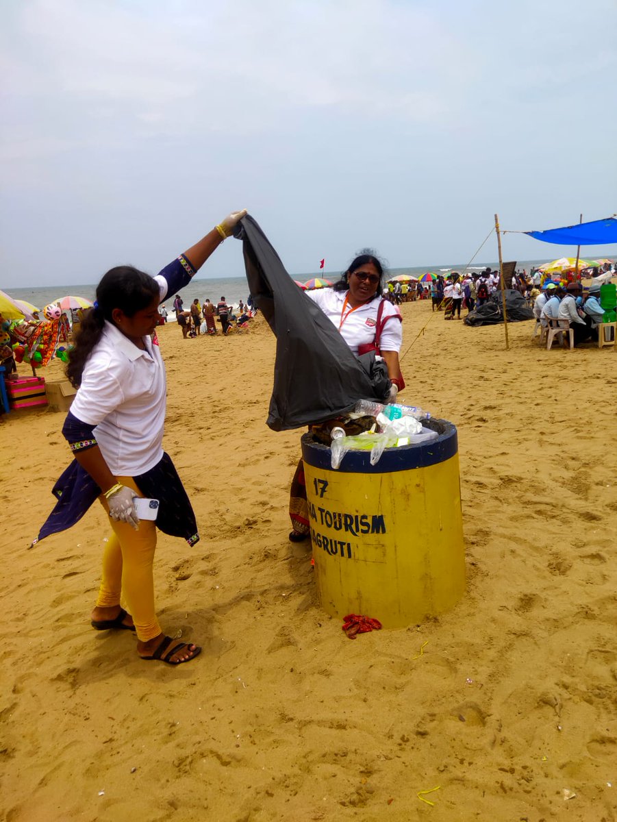 AameOdia's tweet photo. ରଥଯାତ୍ରାରେ ସିଙ୍ଗଲ ୟୁଜ୍ ପ୍ଲାଷ୍ଟିକର ବ୍ୟବହାର ଦିଗରେ "ଆମେ ଓଡ଼ିଆ" ସଂଗଠନର ଶହ ଶହ ସ୍ବେଛାସେବୀ ପୁରୀ ହୋଟେଲ ନିକଟସ୍ଥ ସମୁଦ୍ର ବେଳାଭୂମି ସଫେଇ କାର୍ଯ୍ୟକ୍ରମରେ #NoToSingleUsedPlastic https://t.co/37gx2IHvkA