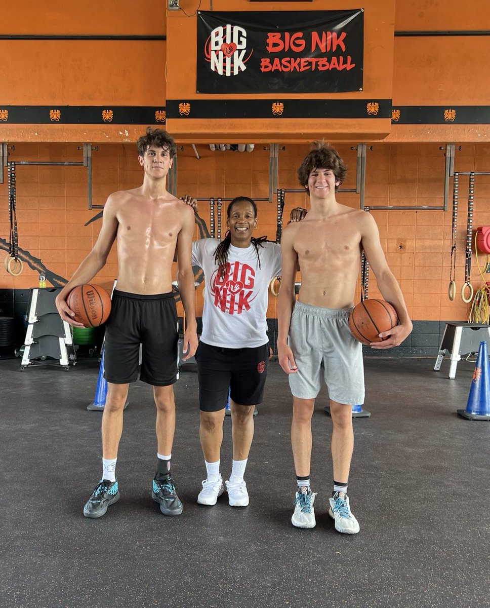 In the lab with the #HardyBoys this holiday weekend! ⁦@AdamHardy0⁩ and ⁦@ohardyy⁩ put in work! I try to bring the best out of them every session 💪🏾🏀🤞🏾 #TrainWithBIGNIK …Do I look short ?😂