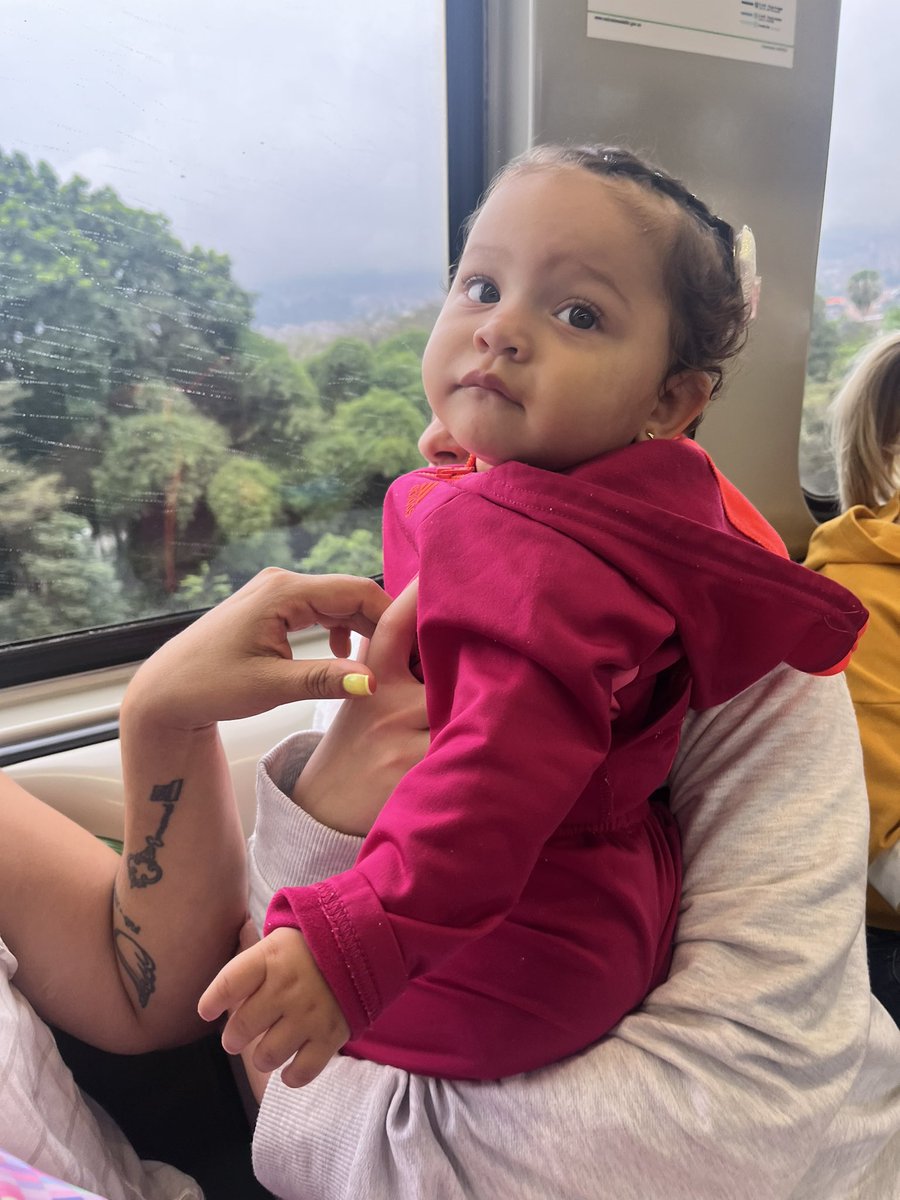 camsuarezmun's tweet photo. Victoria 🥰 #MiPrimerViajeEnMetro @metrodemedellin https://t.co/Ea3JVF4abp